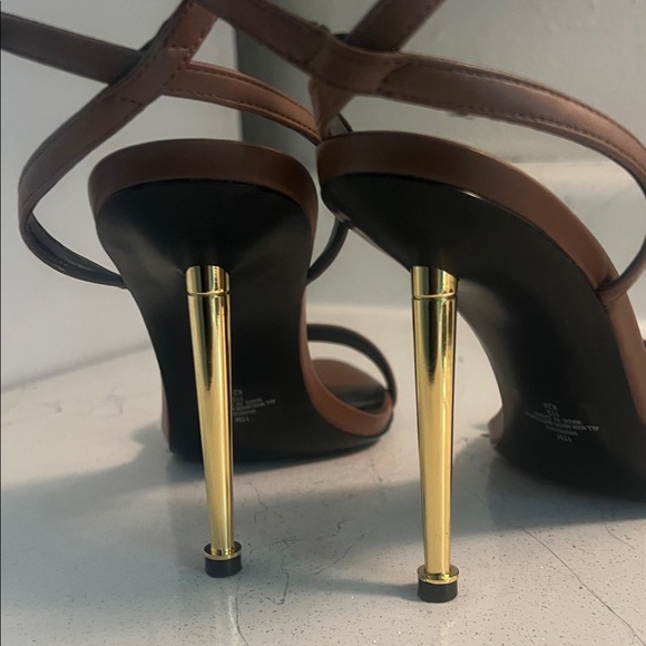 Nine West Tan Heels with Gold Accent - Picture 6 of 16